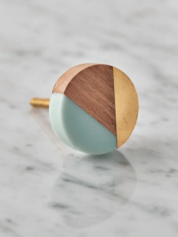 Stepped geometric handle