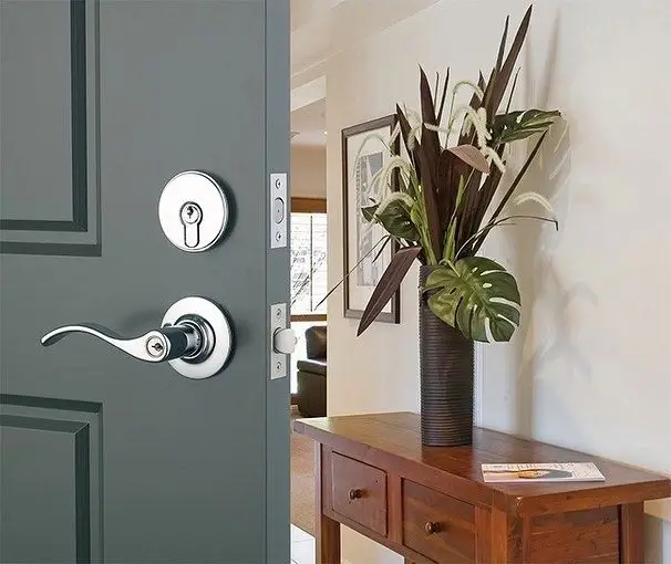 Luxurious modern entryway